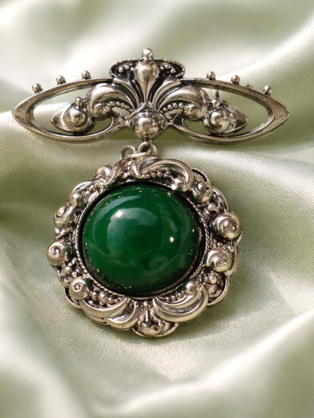 Vintage Silver tone Brooch with Green Cabochon!